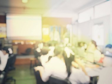 Eðitim konsepti, ortaokul bilgisayar odasýnda bilgisayar kullanan öðrenci teknoloji ve atölyesinin bulanýk görüntüsü, çalýþma üniversitesi, ağ iletimi ve eðitimi