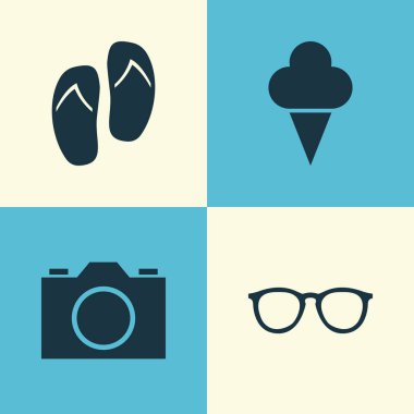 Sezon Icons Set. Video, gözlükler, plaj sandalet öğeleri koleksiyonu. Ayrıca şemsiye, sandalet, güneş gözlüğü gibi simgeler içerir.