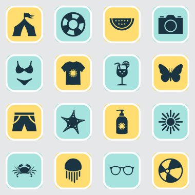 Yaz ikonları, güneş kremi, top, şort ve diğer kamp elementleriyle ayarlandı. İzole vektör illüstrasyon yaz simgeleri.