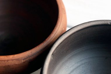 ahşap zemin üzerine seramik kaseler