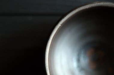 Ahşap arka planda seramik kase