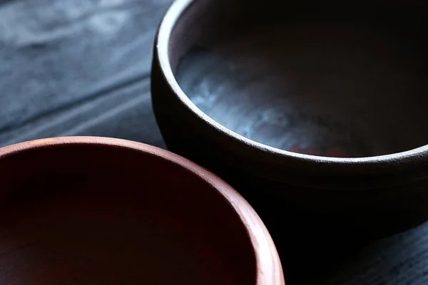 陶瓷碗木制背景上 — 图库照片