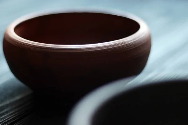 Taças de cerâmica sobre fundo de madeira — Fotografia de Stock