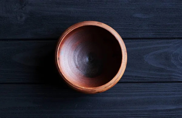 Tigela de cerâmica em fundo de madeira — Fotografia de Stock