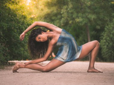 yerdeki bir parkta uzanan dansçı