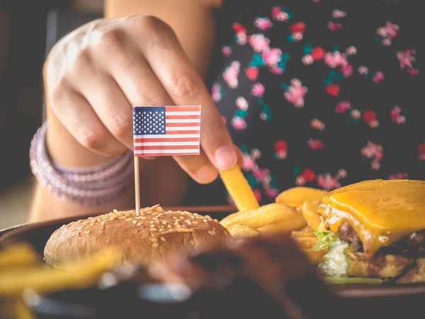 Hamburger avec drapeau américain Image En Vente