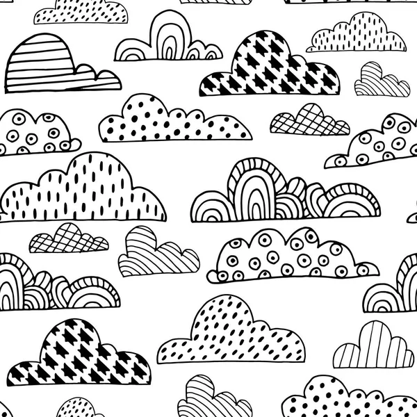 Patrón sin costuras con nubes de garabatos. Nubes dibujadas en blanco y negro. Ilustración vectorial — Vector de stock