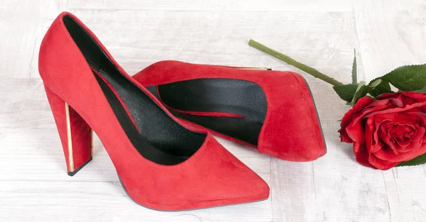 Sexy feminino de salto alto sapatos vermelhos — Fotografia de Stock