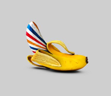 Karamel banana gri arka plan üzerinde izole gerçekçi 3d çizimi