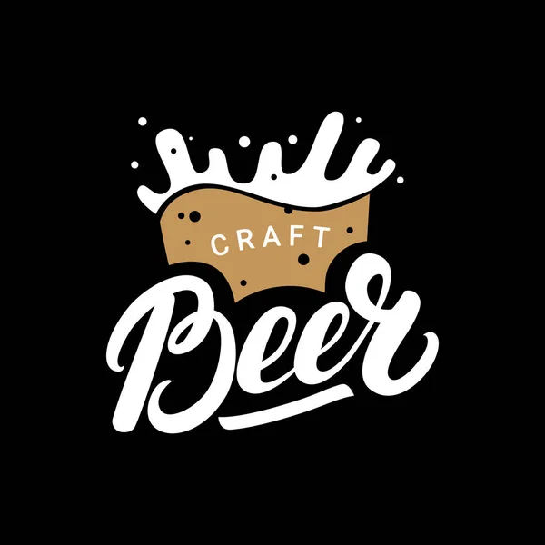 Cerveza artesanal dibujada a mano logotipo de letras, etiqueta, placa para bar, festival, pub, cervecería con taza . — Archivo Imágenes Vectoriales