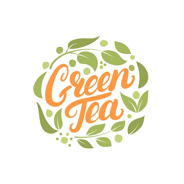 Groene thee handgeschreven belettering logo, etiket, badge, embleem met bladeren en bloemen. — Stockvector