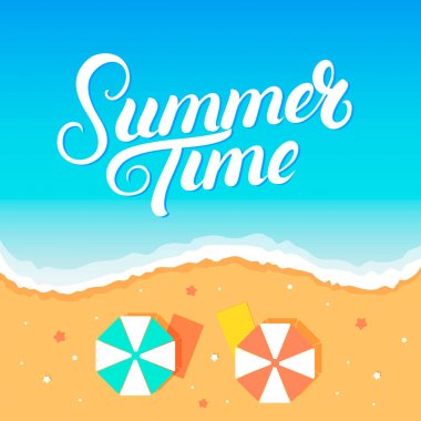 Yaz saati el yazı deniz ve plaj arka plan üzerinde yazılı.