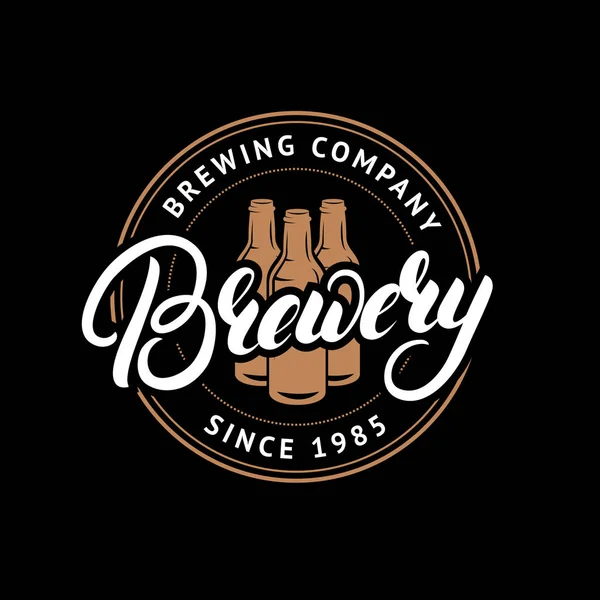 Brouwerij hand getrokken belettering logo, etiket, badge, embleem met bierflesjes. — Stockvector
