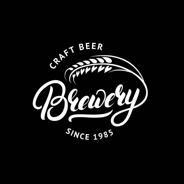 Logotipo de letras desenhado à mão cervejaria, rótulo, crachá, emblema com espiga de trigo . — Vetor de Stock
