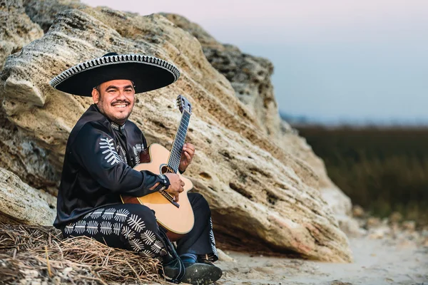 Музикант на узбережжі. Мексиканська — стокове фото