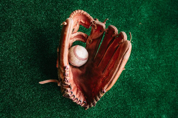 Luva de beisebol e bola — Fotografia de Stock