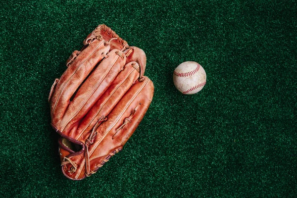 Baseballhandschuh und Ball — Stockfoto