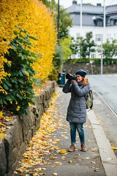 Femme photographie touristique dans la rue — Photo