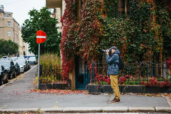 Man toeristische fotograferen op straat — Stockfoto