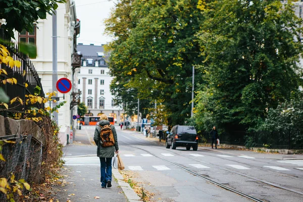 Vrouw met rugzak wandelen op straat — Stockfoto