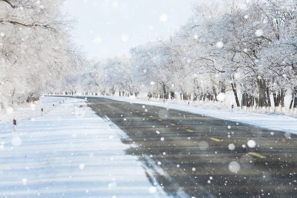 Zimą drogi asfaltowej — Zdjęcie stockowe