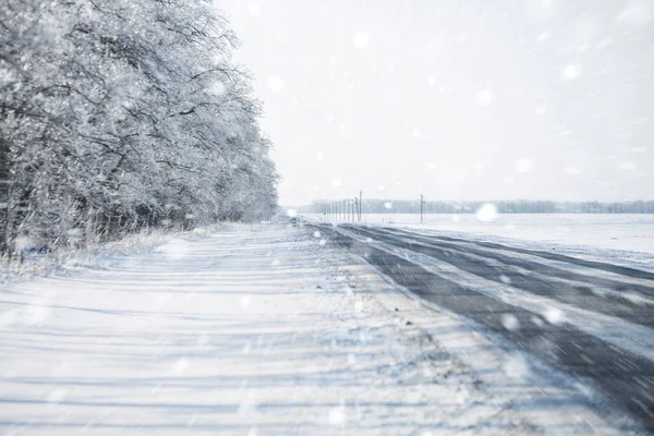 Camino de asfalto de invierno —  Fotos de Stock