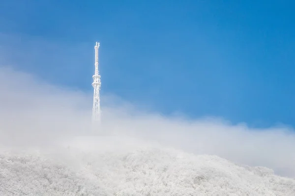 Башта, що стоїть на пагорбі, покритий снігом — стокове фото