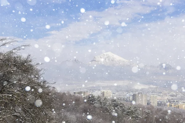 Гірські вершини вкриті снігом — стокове фото