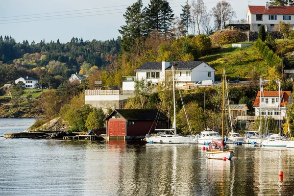 Fischerdorf und Boote — Stockfoto