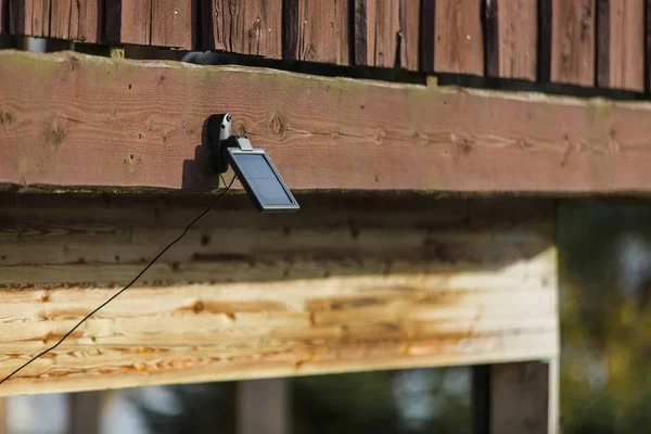 Petite batterie solaire suspendue au mur — Photo