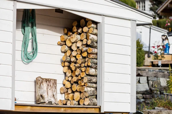 Firewoods gestapeld in de buurt van huis — Stockfoto