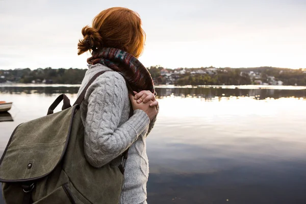 Frau schaut auf den Sonnenuntergang — Stockfoto