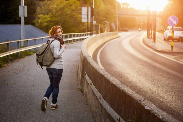 Viajero mujer con una mochila —  Fotos de Stock