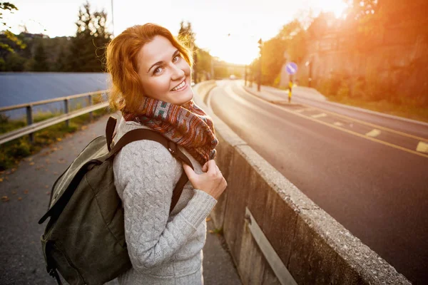 Viajero mujer con una mochila — Foto de Stock