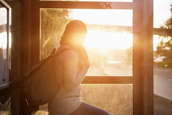 Сумна дівчина дивиться на захід сонця — стокове фото