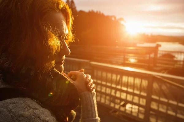 Жінка дивиться на захід сонця — стокове фото