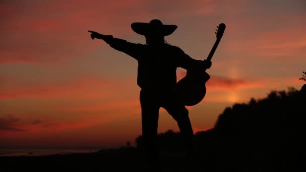 Músico mexicano en la costa — Vídeo de stock