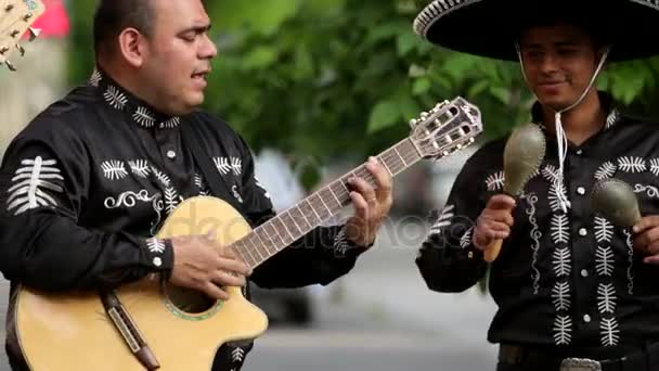 Mexican male musicians on the streets — Stock Video