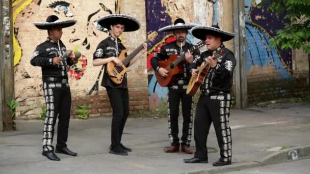 Mexikanische männliche Musiker auf den Straßen — Stockvideo