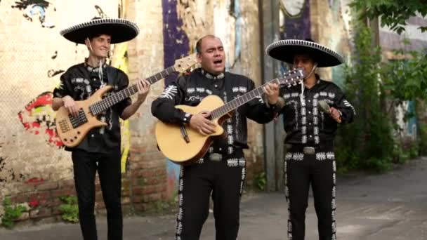 Sokaklarda Meksikalı erkek müzisyenler — Stok video