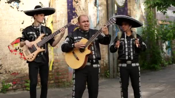 Músicos mexicanos en las calles — Vídeo de stock