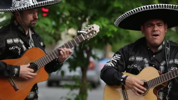 Μεξικάνικο αρσενικό μουσικούς στους δρόμους — Αρχείο Βίντεο