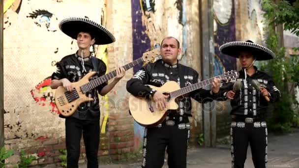 Mexicaanse mannelijke muzikanten op straat — Stockvideo