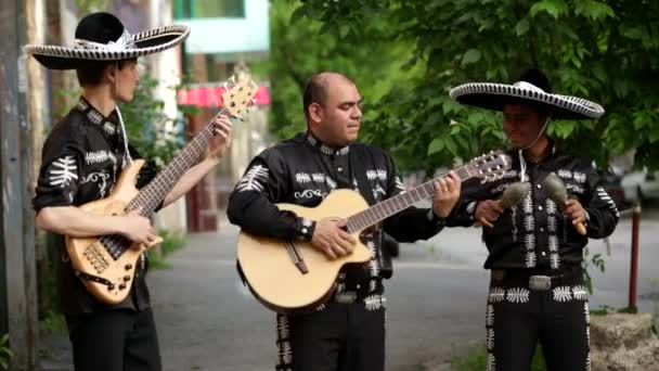 Mexikanische männliche Musiker auf den Straßen — Stockvideo