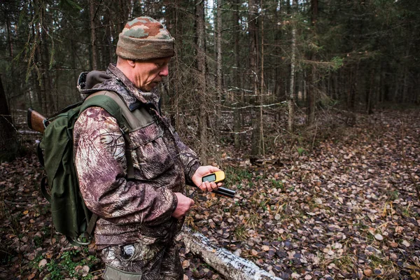 Mann mit GPS-Navigator — Stockfoto