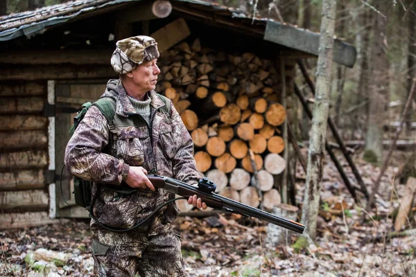 Hombre cazador está en el bosque — Foto de Stock
