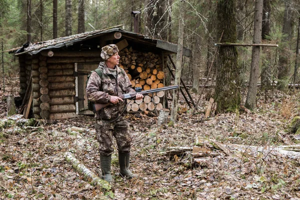 Manliga jägare är i skogen — Stockfoto