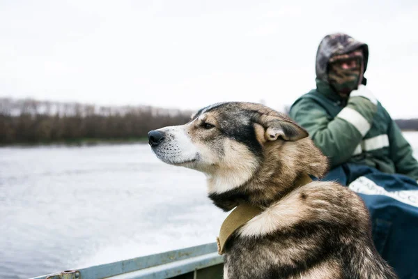 Misherman con perro en barco —  Fotos de Stock