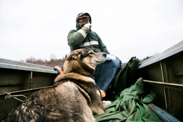 Fischer mit Hund im Boot — Stockfoto