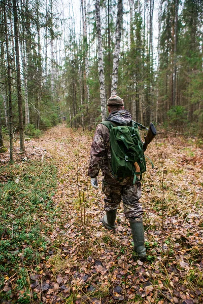 Hunter marche dans les bois — Photo